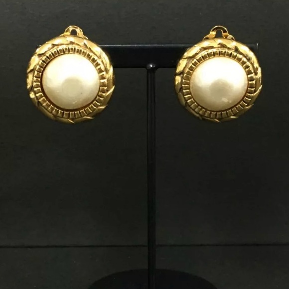 CHANEL Jewelry - Chanel Vintage Pearl Clip-on Earrings